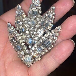 MCM Sparkly brooch (QQ)